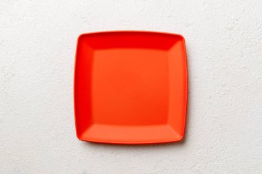 Çimento arka planındaki boş kare plakanın üst görünümü. Tasarımın için boş boşluk.