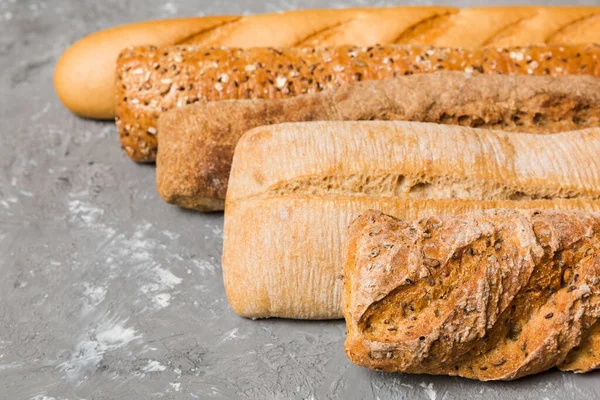 自家製の天然パン 背景としての新鮮なパンの異なる種類 コピースペースと遠近法ビュー — ストック写真