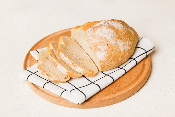 将新鲜切碎的烤面包用餐巾纸在烧烤炉顶部进行配售 健康无酵面包 法式面包片 — 图库照片
