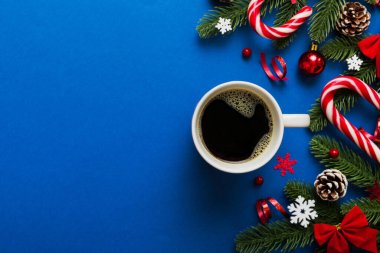 Seramik bir fincanda nefis bir sabah kahvesi içinde küçük hediyeler, süsler ve xmas oyuncakları. Bir fincan kahve ve yeni yıl oyuncakları..