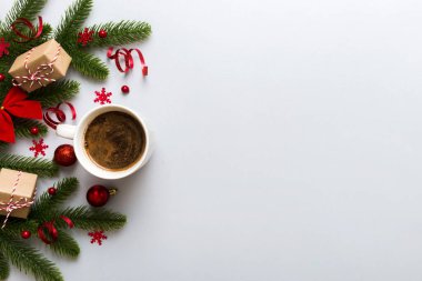 Seramik bir fincanda nefis bir sabah kahvesi içinde küçük hediyeler, süsler ve xmas oyuncakları. Bir fincan kahve ve yeni yıl oyuncakları..