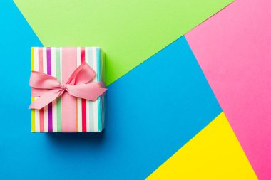 Tatil kağıdı hediyesi pembe kurdeleli pruva manzaralı fotokopi alanı. Tatil geçmişi düzdü. Doğum günü ya da Noel hediyesi. Kopya alanı olan Noel hediyesi kutusu konsepti.