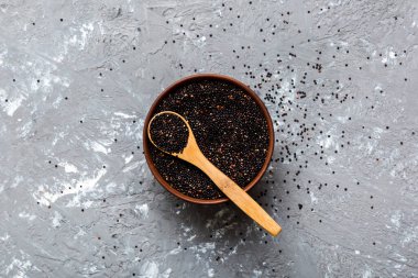 Kase içinde kinoa tohumu ve renkli arka planda kaşık. Küçük kasede sağlıklı kinwa. Sağlıklı süper yiyecekler.