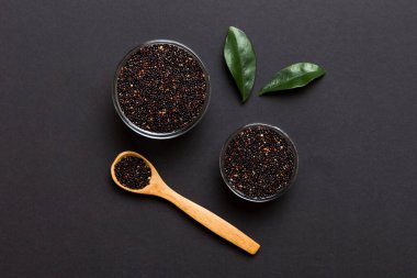 Kase içinde kinoa tohumu ve renkli arka planda kaşık. Küçük kasede sağlıklı kinwa. Sağlıklı süper yiyecekler.