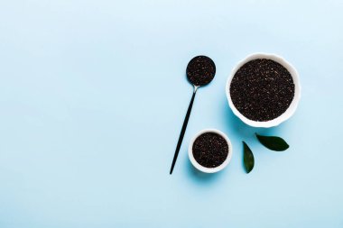 Kase içinde kinoa tohumu ve renkli arka planda kaşık. Küçük kasede sağlıklı kinwa. Sağlıklı süper yiyecekler.