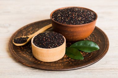 Kase içinde kinoa tohumu ve renkli arka planda kaşık. Küçük kasede sağlıklı kinwa. Sağlıklı süper yiyecekler.