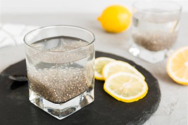 Sağlıklı kahvaltı ya da sabah chia tohumu ve limon, vejetaryen yiyecekler, diyet ve sağlık konsepti. Limonlu Chia pudingi.