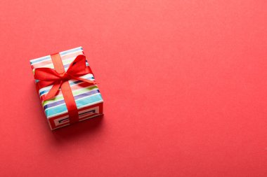 Paketlenmiş Noel ya da renkli kurdeleli kağıda sarılmış el yapımı diğer tatil hediyeleri. Hediye kutusu, hediye süslemesi, kopya alanı ile üst görünüm.