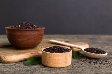 Kase içinde kinoa tohumu ve renkli arka planda kaşık. Küçük kasede sağlıklı kinwa. Sağlıklı süper yiyecekler.