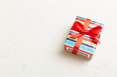 Paketlenmiş Noel ya da renkli kurdeleli kağıda sarılmış el yapımı diğer tatil hediyeleri. Hediye kutusu, hediye süslemesi, kopya alanı ile üst görünüm.