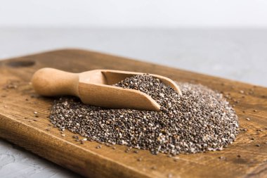 Kavanozda Chia tohumu ve renkli arka planda kaşık. Sağlıklı Salvia Hispanikleri küçük kasede. Sağlıklı süper yiyecekler.