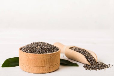 Kavanozda Chia tohumu ve renkli arka planda kaşık. Sağlıklı Salvia Hispanikleri küçük kasede. Sağlıklı süper yiyecekler.