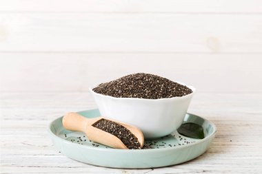 Kavanozda Chia tohumu ve renkli arka planda kaşık. Sağlıklı Salvia Hispanikleri küçük kasede. Sağlıklı süper yiyecekler.