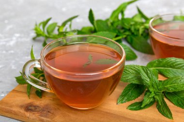 Arka planda bir fincan nane çayı. Fotokopi alanı ile taze nane görünümlü yeşil çay.