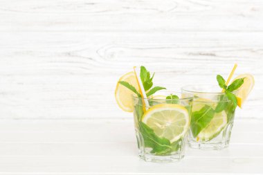 Mojito kokteyli. Limonlu, limonlu ve naneli mojito kokteylini uzun bir bardakta sopayla tazeliyorum..