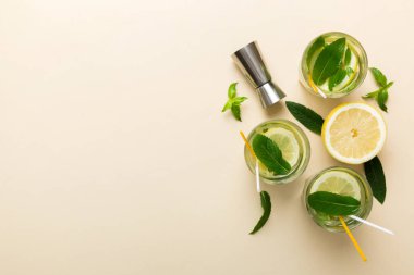 Caipirinha, Mojito kokteyli, limonlu votka veya soda, masa arkasında nane ve saman. Naneli, limonlu, cam manzaralı, ferahlatıcı bir içecek..