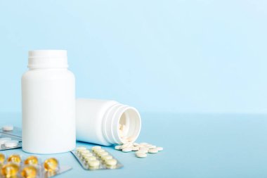 HIV enfeksiyonunun tedavisi için ilaç. Haplar, kapsüller ve masada savaş. Renkli arkaplanda kopyalama alanı olan farklı renkli tabletler.