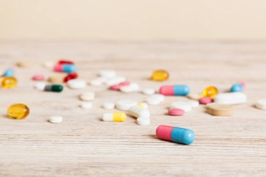 Çeşitli ilaç ve haplardan oluşan bir koleksiyon. Masa arkasında çeşitli ilaç hapları, haplar ve kapsüller var. Çeşitli ilaç tabletleri yığını. Sağlık hizmetleri.