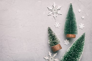 Renkli arka planda noel ağaçları olan düz kompozisyon. Kopyalama alanı olan üst görünüm.