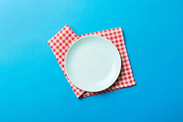 Bovenaanzicht Gekleurde Achtergrond Leeg Ronde Blauwe Plaat Tafelkleed Voor Voedsel — Stockfoto