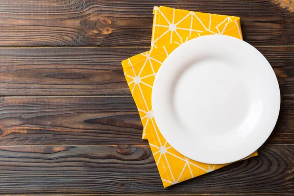 Draufsicht Auf Farbigem Hintergrund Leerer Runder Weißer Teller Auf Tischdecke — Stockfoto