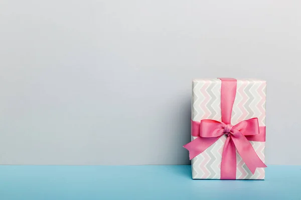 Holiday Paper Present Tied Pink Ribbon Bow Top View Copy — 图库照片