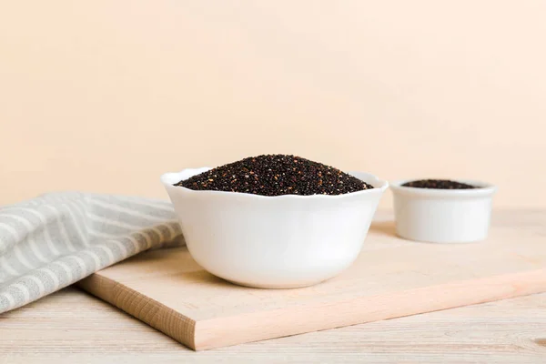 Quinoa Frön Skål Färgad Bakgrund Hälsosam Kinwa Liten Skål Hälsosam — Stockfoto