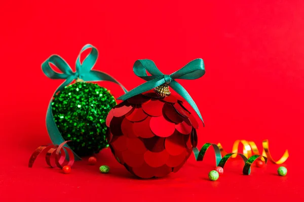 Christmas Ball Colored Background Decoration Bauble Ribbon Bow Copy Space — Foto Stock