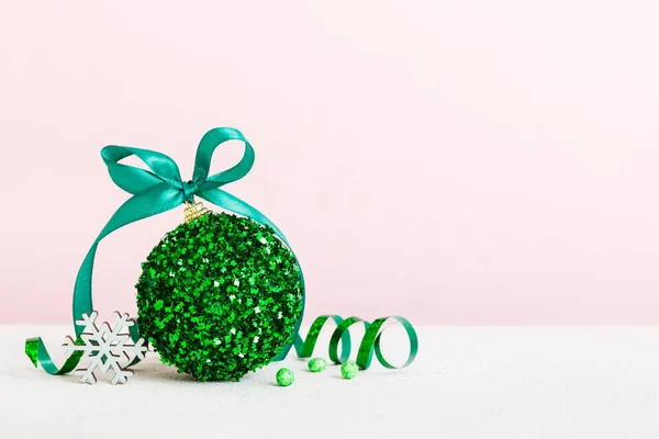 Christmas Ball Colored Background Decoration Bauble Ribbon Bow Copy Space — Stok fotoğraf