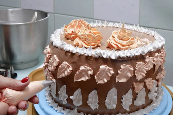 과자를 여성은 봉지를 사용하여 스펀지 케이크에 크림을 셰프는 집에서 케익을 — 스톡 사진