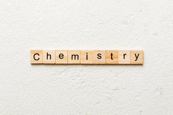 在木块上写着化学字 水泥台面上的化学文字 用于您的设计 — 图库照片