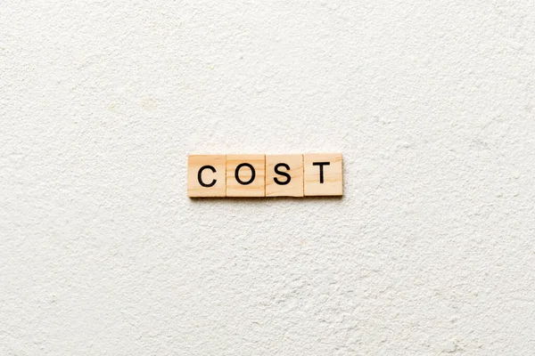 Cost Wort Auf Holzblock Geschrieben Cost Text Auf Dem Tisch — Stockfoto
