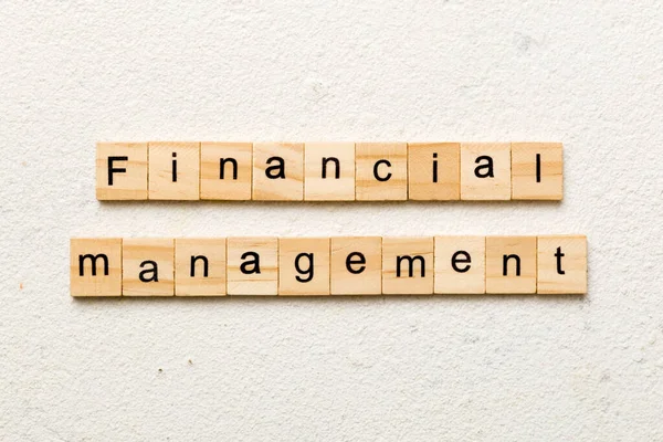 木のブロックに書かれた財務管理の単語 あなたのデザイン コンセプトのセメントテーブル上の財務管理テキスト — ストック写真