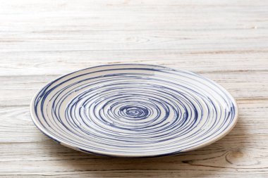 Çimento arka planındaki boş renkli plakanın perspektif görüntüsü. Tasarımın için boş boşluk.