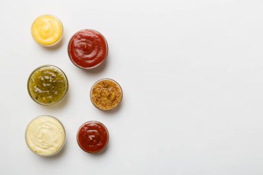 Renkli bir tahtanın içinde farklı soslar var. Üst Manzara. Çeşitli soslar boşluk kopyala.
