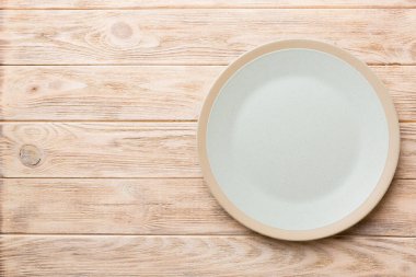 Ahşap zemin üzerinde boş ışık plakası üst görünümü. Tasarımın için boş boşluk.