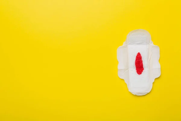 Vrouwen Hygiëne Producten Sanitaire Pad Met Rode Veer Gekleurde Achtergrond — Stockfoto