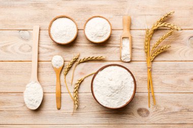 Tahta kasede buğday unu ve renkli arka planda buğday dikenleri. dünya buğday krizi.