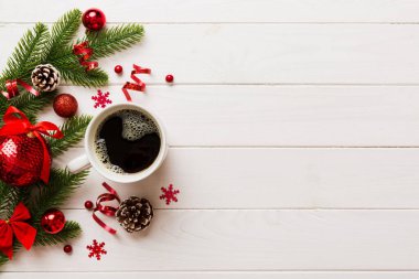 Seramik bir fincanda nefis bir sabah kahvesi içinde küçük hediyeler, süsler ve xmas oyuncakları. Bir fincan kahve ve yeni yıl oyuncakları..