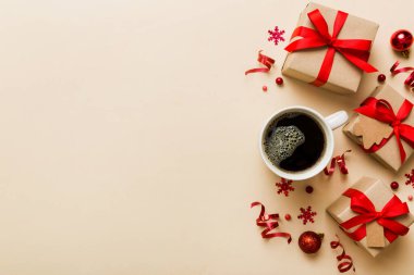 Seramik bir fincanda nefis bir sabah kahvesi içinde küçük hediyeler, süsler ve xmas oyuncakları. Bir fincan kahve ve yeni yıl oyuncakları..