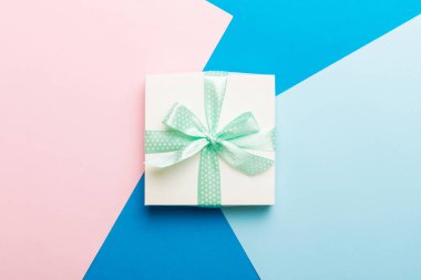 Tatil el yapımı beyaz hediye yeşil kurdeleli üst görünümü fotokopi alanı ile birleştirdi. Tatil geçmişi düzdü. Doğum günü ya da Noel hediyesi. Kopya alanı olan Noel hediyesi kutusu konsepti.