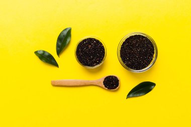 Kase içinde kinoa tohumu ve renkli arka planda kaşık. Küçük kasede sağlıklı kinwa. Sağlıklı süper yiyecekler.