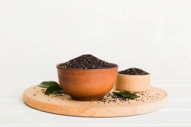 Renkli arkaplanda kinoa tohumları var. Küçük kasede sağlıklı kinwa. Sağlıklı süper yiyecekler.