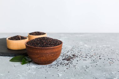 Renkli arkaplanda kinoa tohumları var. Küçük kasede sağlıklı kinwa. Sağlıklı süper yiyecekler.