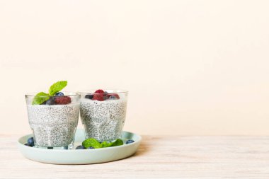 Sağlıklı kahvaltı ya da sabah chia tohumlu vanilyalı puding ahududu ve böğürtlen, vejetaryen gıda, diyet ve sağlık konsepti. Ahududu ve yabanmersinli Chia pudingi..