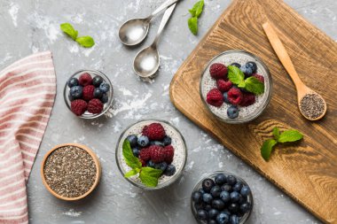 Sağlıklı kahvaltı ya da sabah chia tohumlu vanilyalı puding ahududu ve böğürtlen, vejetaryen gıda, diyet ve sağlık konsepti. Ahududu ve yabanmersinli Chia pudingi..