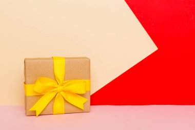 Tatil kağıdı hediyesi olarak sarı kurdeleli papyon önlük ve fotokopi alanı kullanıldı. Tatil geçmişi düzdü. Doğum günü ya da Noel hediyesi. Kopya alanı olan Noel hediyesi kutusu konsepti.