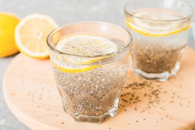 Sağlıklı kahvaltı ya da sabah chia tohumu ve limon, vejetaryen yiyecekler, diyet ve sağlık konsepti. Limonlu Chia pudingi.