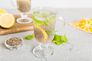 Sağlıklı kahvaltı ya da sabah Chia tohumlu limon ve nane arkaplanda, vejetaryen yiyecekler, diyet ve sağlık konsepti. Limonlu ve naneli Chia pudingi..