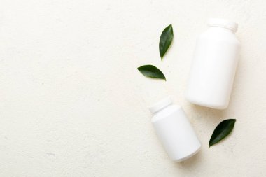 İlaçlar, ilaç şişesi, sağlık ve tıbbi destek. Vitamin hapları. Yeşil yapraklı vitaminler, doğal organik biyo takviyeler, fotokopi alanı..